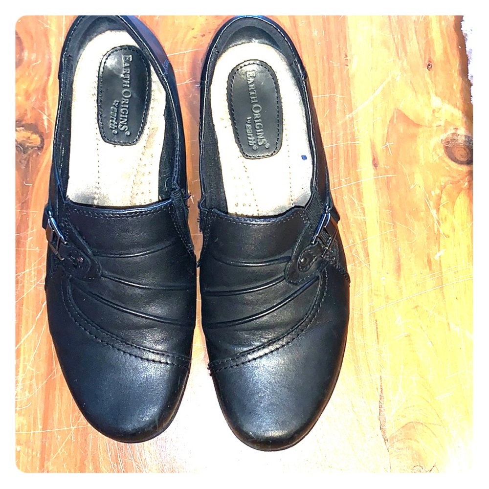 Black clogs by Earth Origins